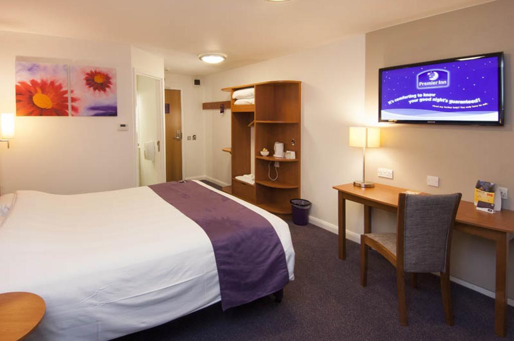 Premier Inn London Hanger Lane Buitenkant foto