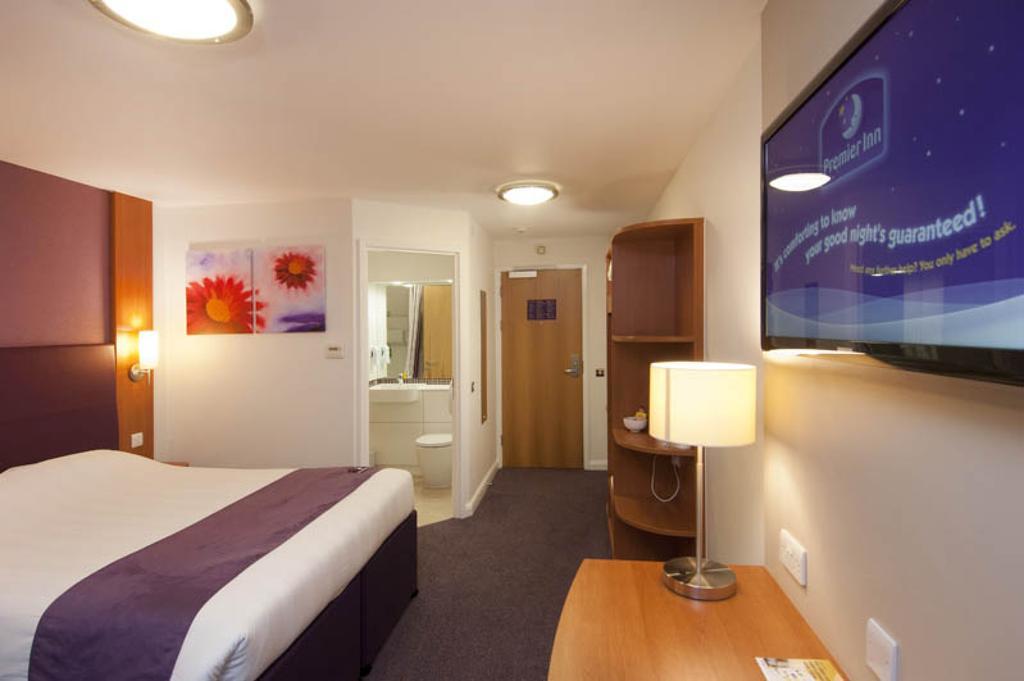 Premier Inn London Hanger Lane Buitenkant foto