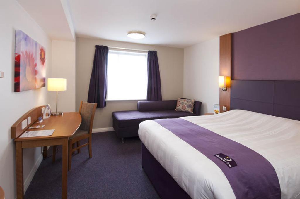 Premier Inn London Hanger Lane Buitenkant foto