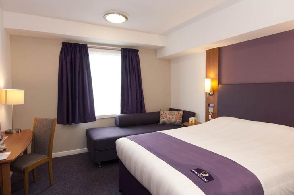 Premier Inn London Hanger Lane Buitenkant foto