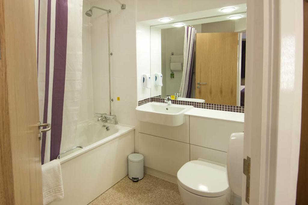 Premier Inn London Hanger Lane Buitenkant foto