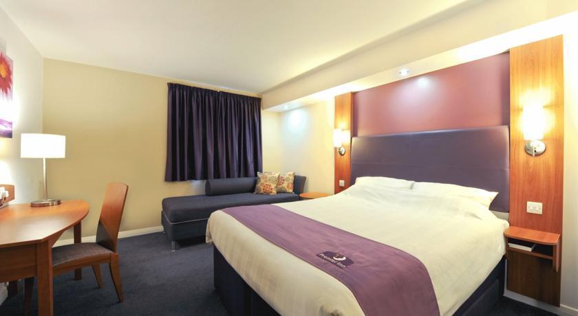 Premier Inn London Hanger Lane Buitenkant foto