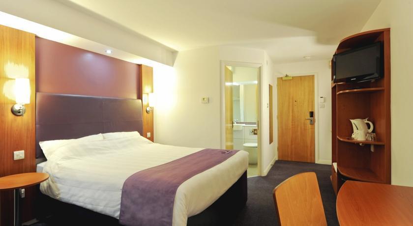 Premier Inn London Hanger Lane Buitenkant foto