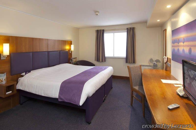 Premier Inn London Hanger Lane Buitenkant foto