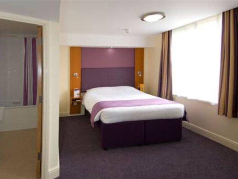 Premier Inn London Hanger Lane Buitenkant foto