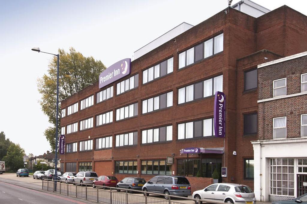 Premier Inn London Hanger Lane Buitenkant foto