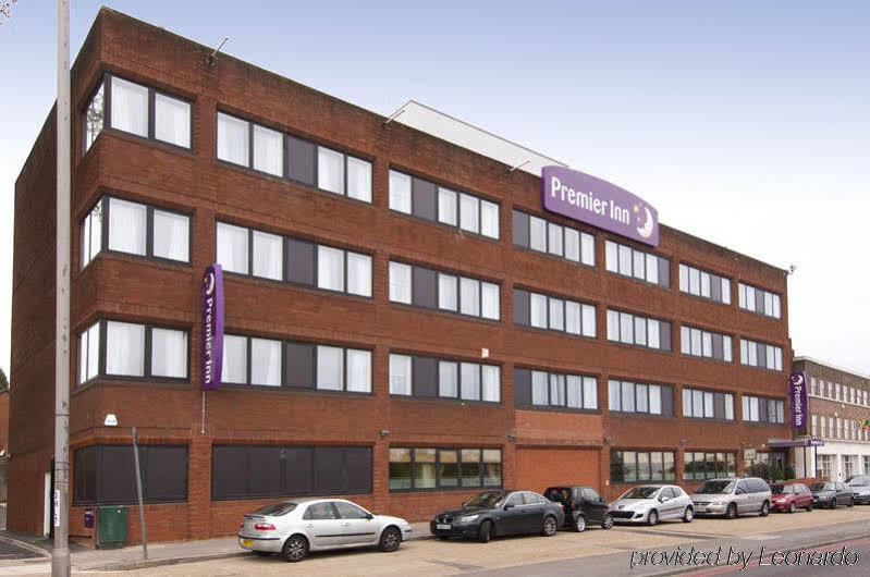 Premier Inn London Hanger Lane Buitenkant foto